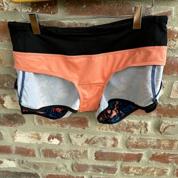 Lululemon Speed shorts size 6. EUC - Picture 5 of 8